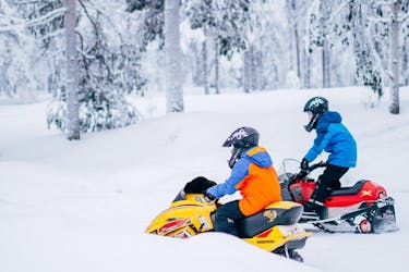 Safári de moto de neve em família na Lapônia saindo de Levi